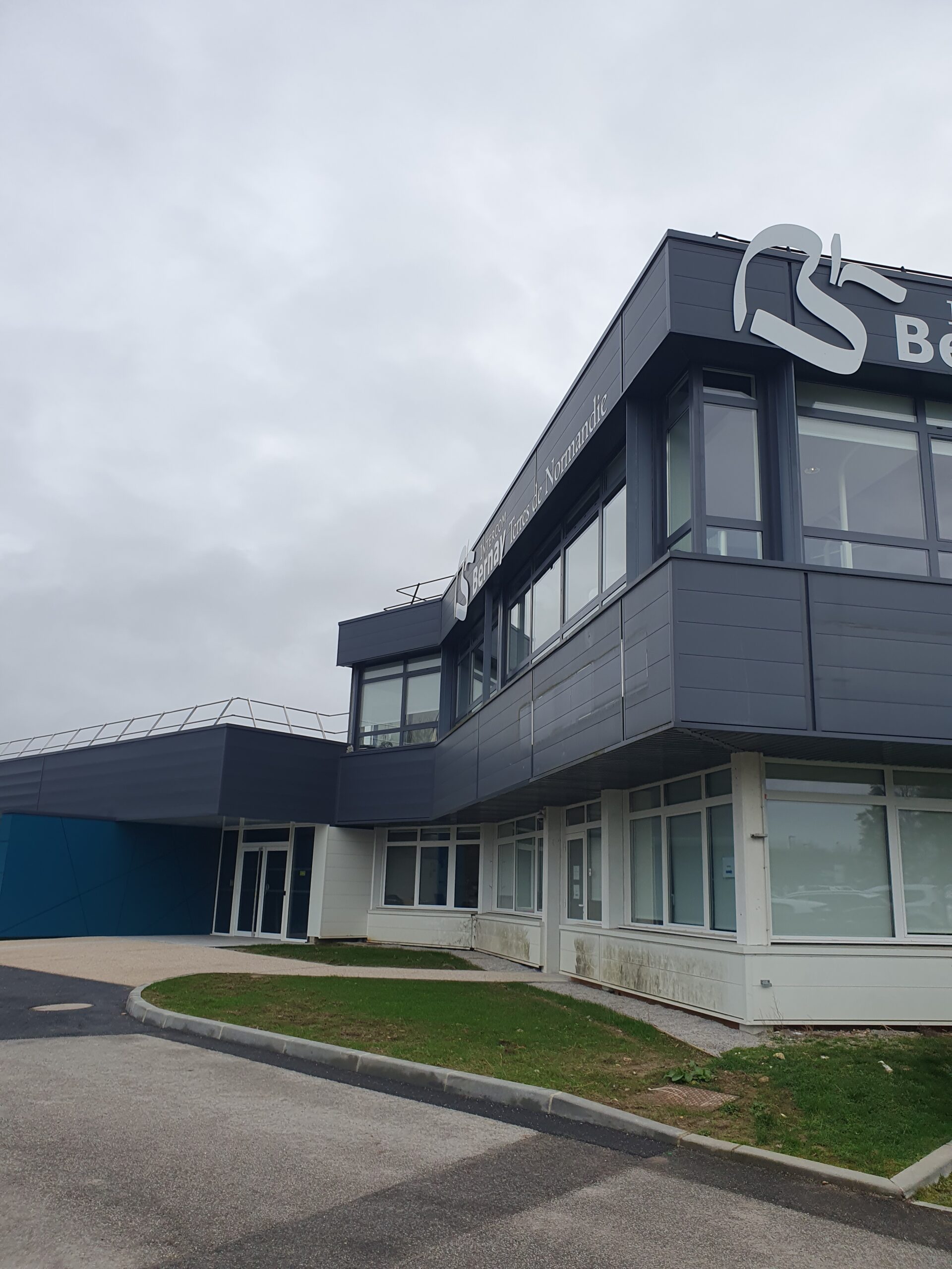 Réhabilitation de l'Espace 360 et reconstruction de la salle de conférence pour la SHEMA